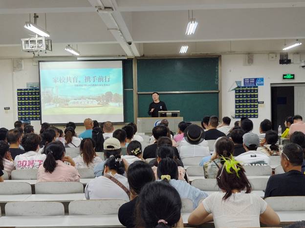 大厅里的人们 AI 生成的内容可能不正确。